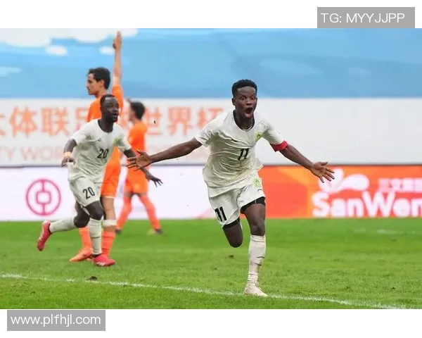 足球球星赛场突发晕倒引关注 专家解读运动员健康隐患与应急处理